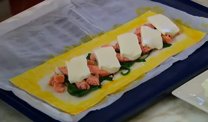 Открытый пирог с рыбой, моцареллой и шпинатом 