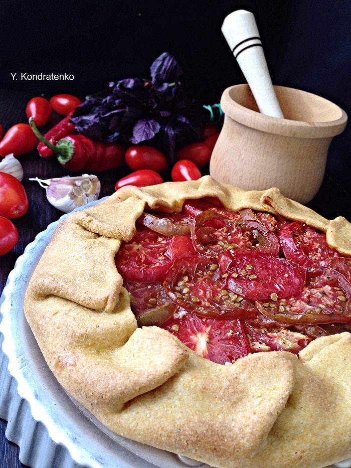 Кукурузная галета с творогом, базиликом и томатами