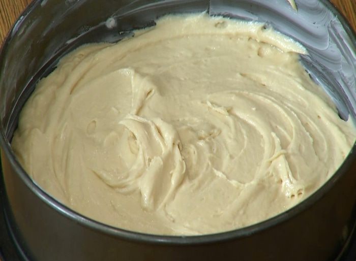 Домашний пирог с яблоками и корицей