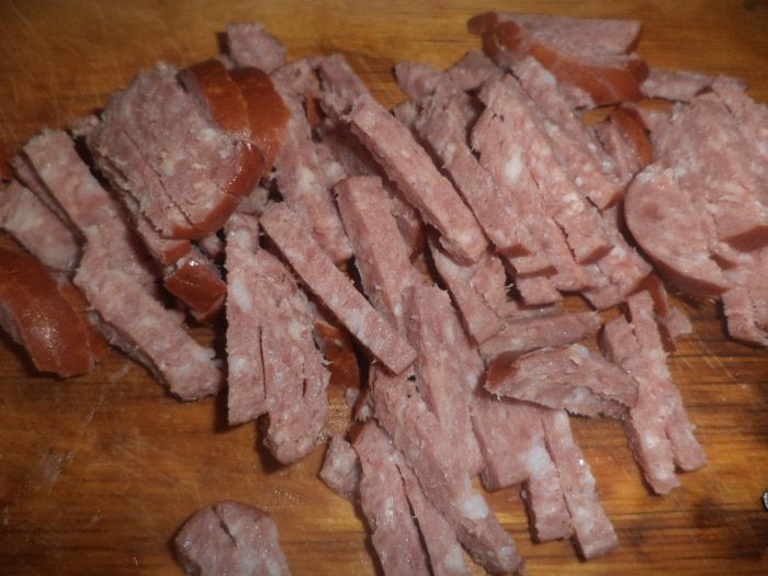Пироги из дрожжевого теста с брокколи, сыром и колбасой