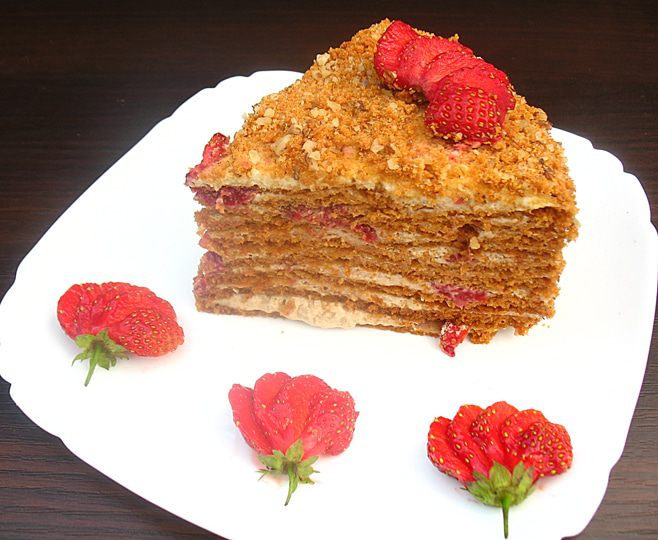 Карамельный медовик с клубникой