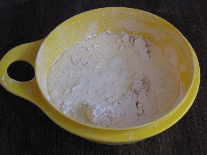 Летний пирог с лисичками и капустой