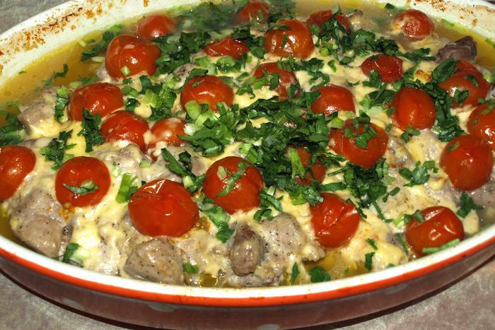 Свинина, запеченная с помидорами черри и сыром