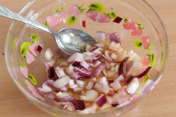 Салат из помидоров с руколой, фетой и сухариками