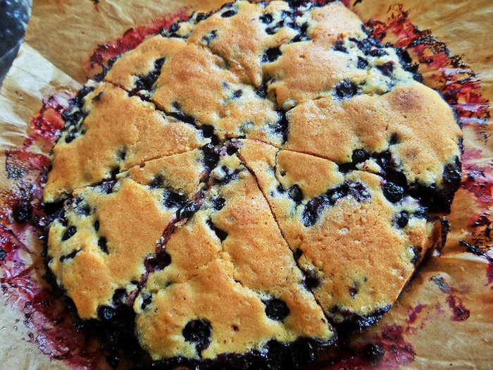 Пирог бисквитный с черникой