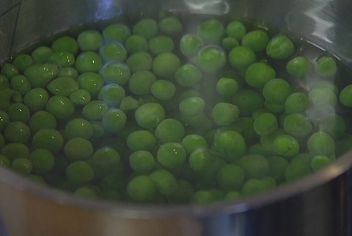 Салат из сельдерея, горошка и креветок под мятным майонезом 