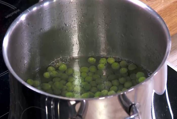 Салат из бурого риса с семгой и манго 