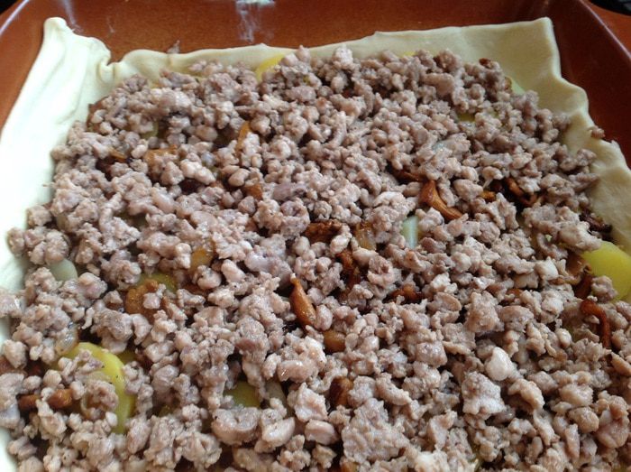 Пирог с индейкой и лисичками