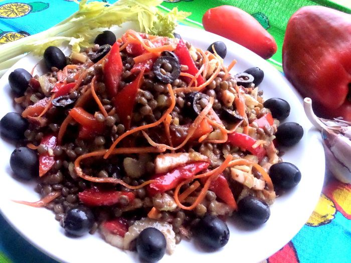 Чечевичный салат с овощами и маслинами