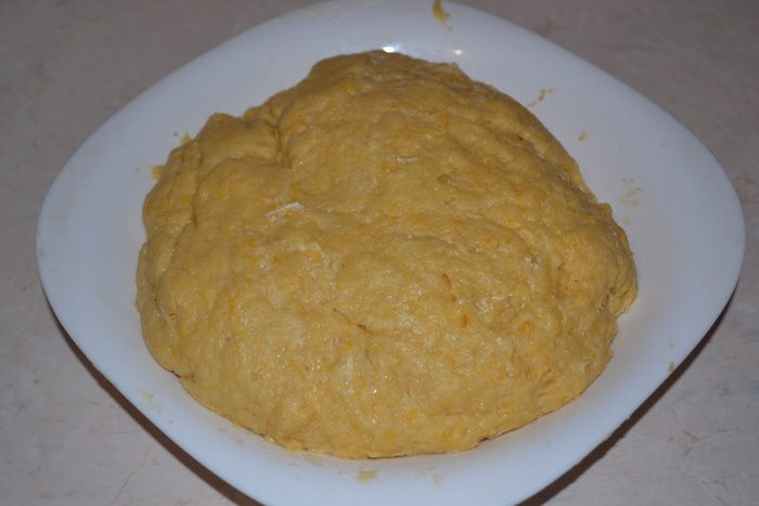 Яблочная шарлотка под двухцветным бисквитом