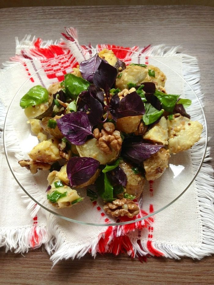 Картофельный салат с грецким орехом и базиликом