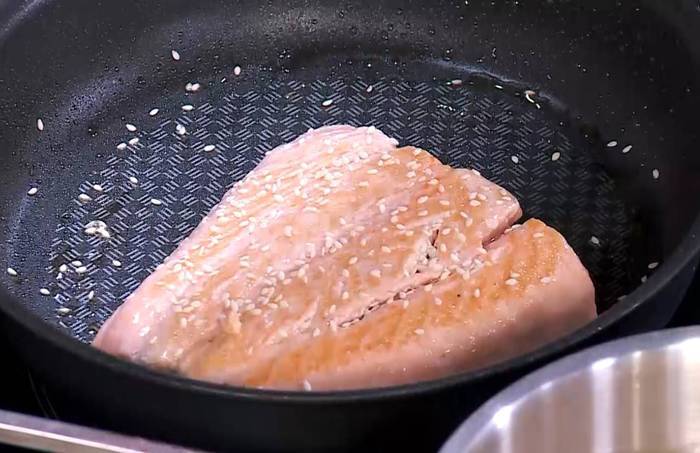 Салат из бурого риса с семгой и манго 