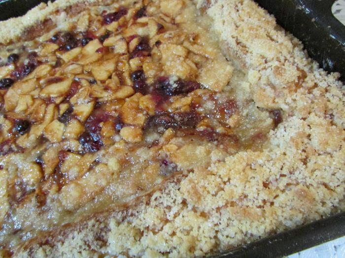 Сладкий пирог с яблоками и клюквой