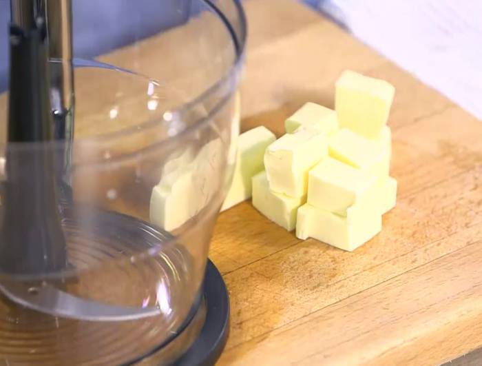 Быстрый пирог с ветчиной, луком и сыром 