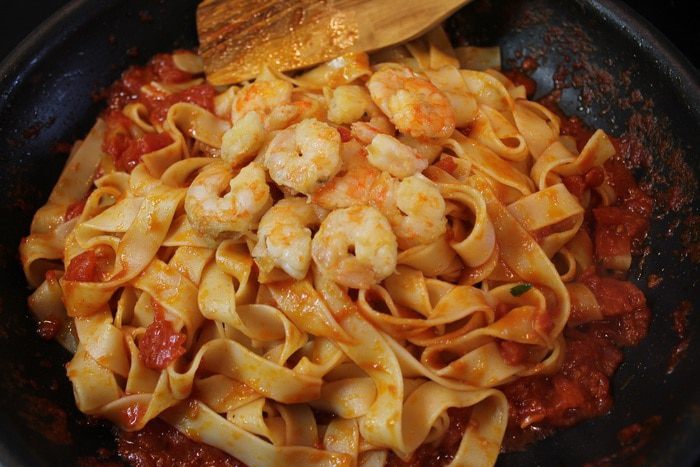 Паста фетучини с креветками и томатами