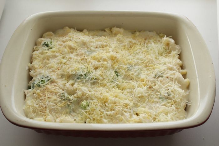 Гратен из макарон, куриной грудки и брокколи