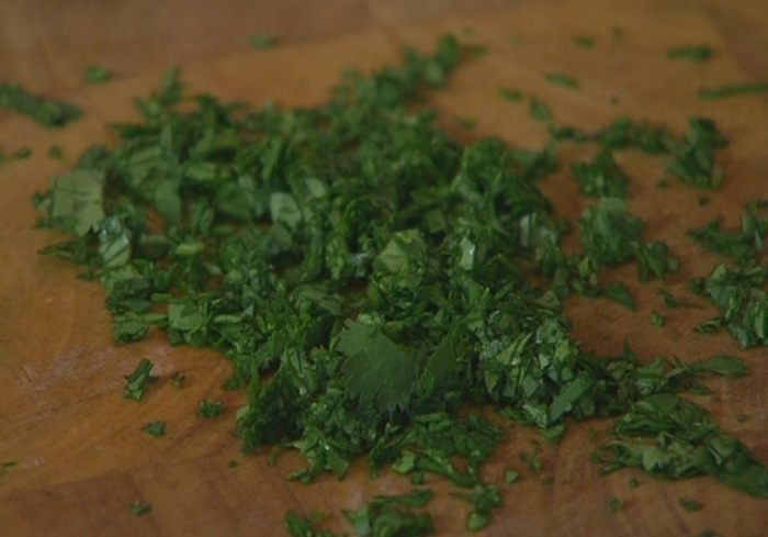 Острый салат из фасоли с креветками