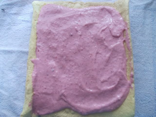 Рулет с клубничным муссом