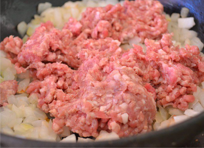Баклажанные лодочки, начиненные мясом и белыми грибами, под сырной шубкой.