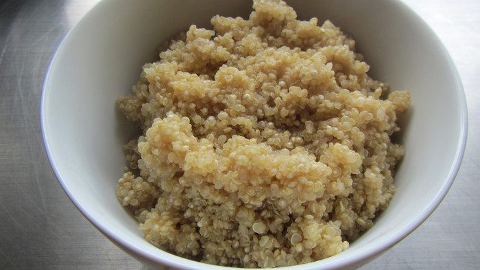 Маффины из киноа с овощами и фетой