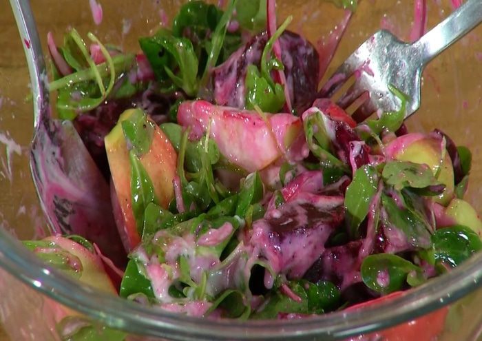 Салат с яблоками, свеклой и копченой скумбрией 