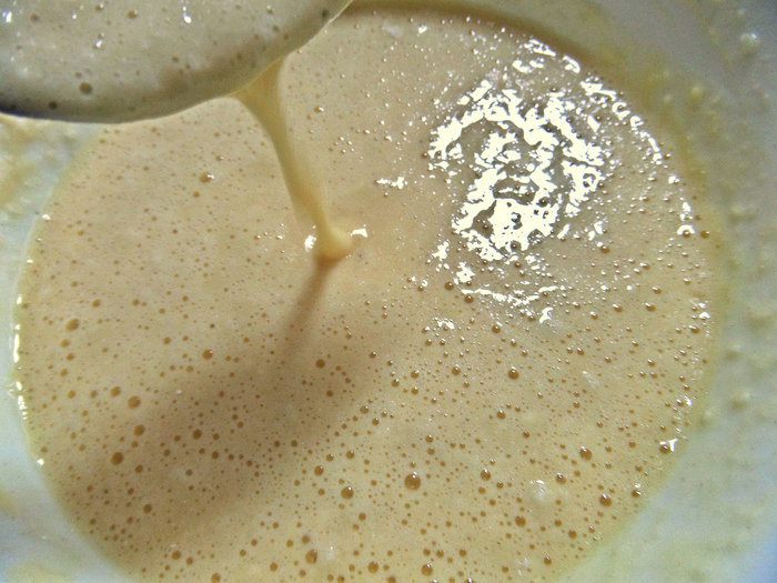 Бисквитные блины с брусникой