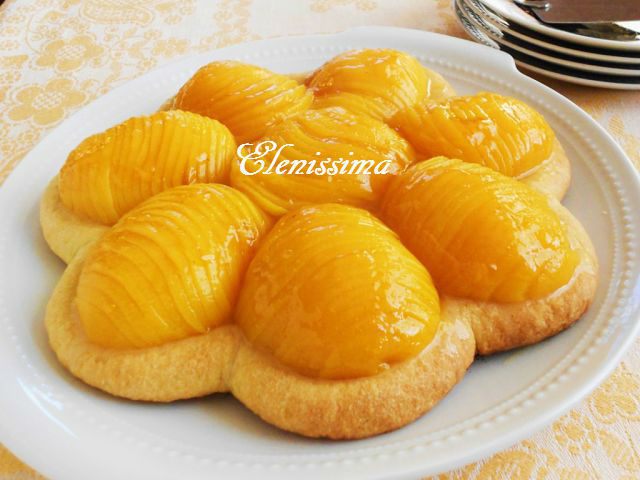 Пирог-цветок с персиками