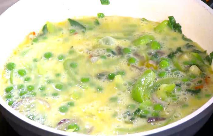 Фриттата со сладким перцем, зеленым горошком и фетой 