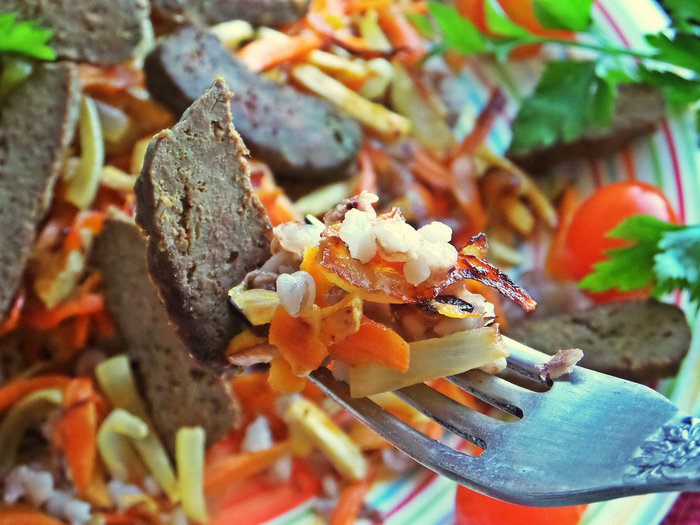 Печенка с овощами и гречкой