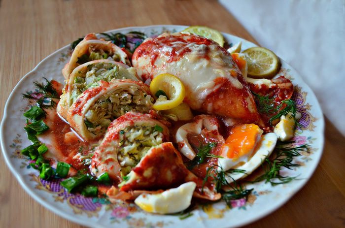 Кальмары, фаршированные молодой капустой