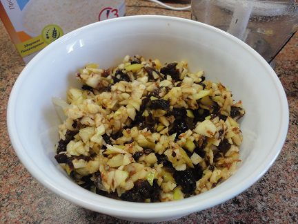 Овсяный пирог с яблоками и черносливом
