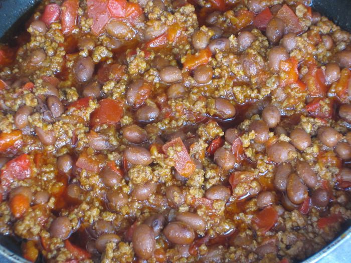Картофель, фаршированный мясным рагу с фасолью