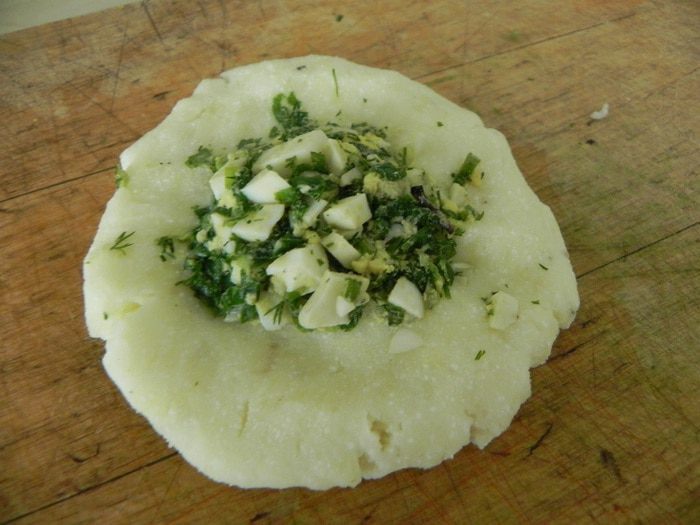 Картофельно-творожные пирожки с зеленью и яйцом