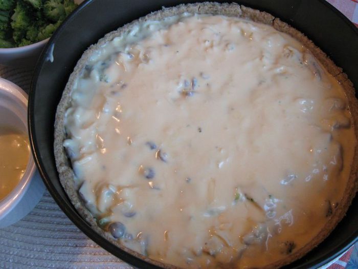 Киш с курицей, опятами и брокколи