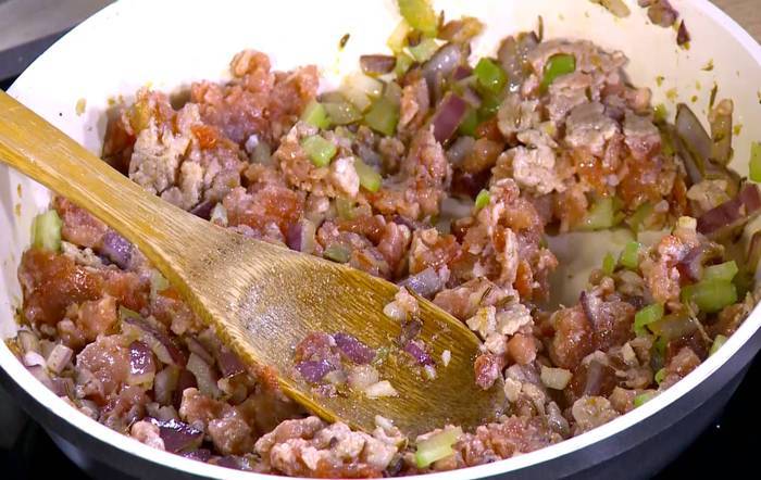 Пряное мясо на листьях цикория 