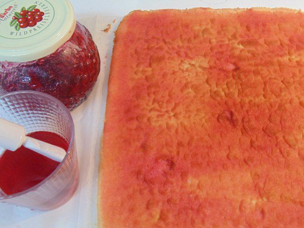 Нежный рулет с брусничным кремом и маршмеллоу