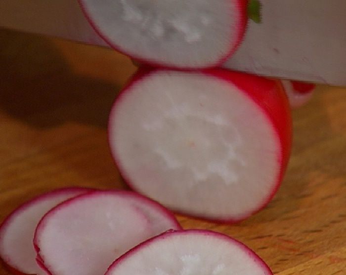 Ароматные лодочки с салатом из нута и свежих овощей 