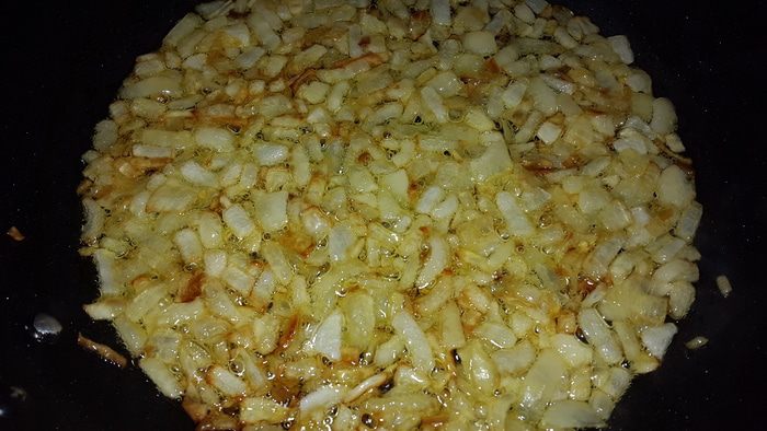 Постные конвертики с картофельным пюре, укропом, жареным луком и вялеными томатами