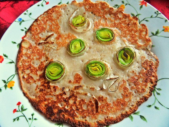 Блины с луковым припеком