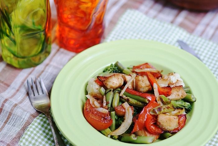 Жареная курица с овощами