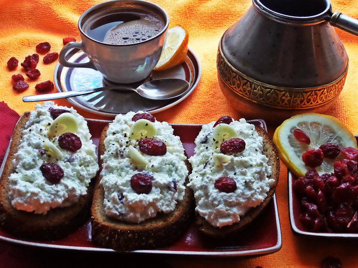 Бутерброд с пикантным творогом