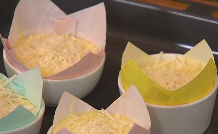 Суфле с горошком, грюйером и розовым перцем