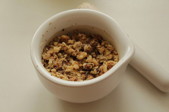 Шоколадный пирог с грушами и орехами