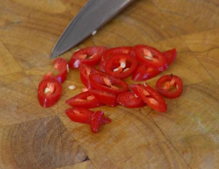 Бурый рис с перцем чили и шпинатом 