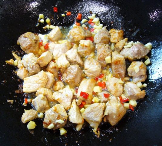Красный рис со свининой и зеленым горошком