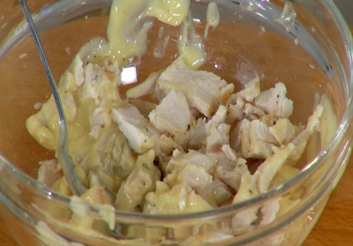 Мини-багет с курицей, авокадо и копченой грудинкой 