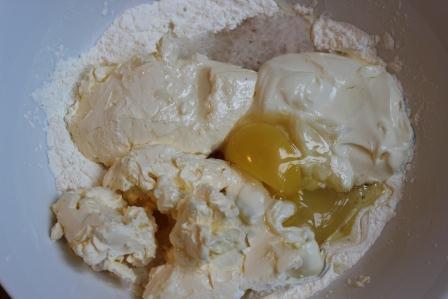 Нежное песочное пирожное с вишней и фундуком 