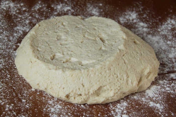 Хлебный завиток с корицей и изюмом