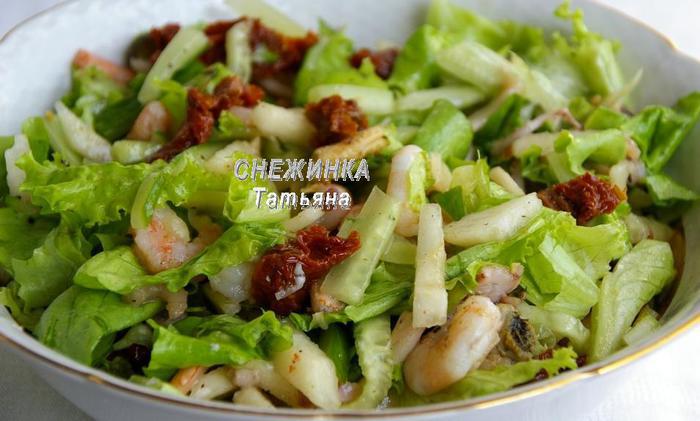 Салат из морепродуктов с грушей и вялеными томатами