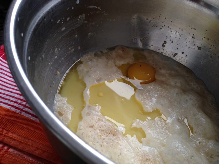 Сдобные булочки с изюмом